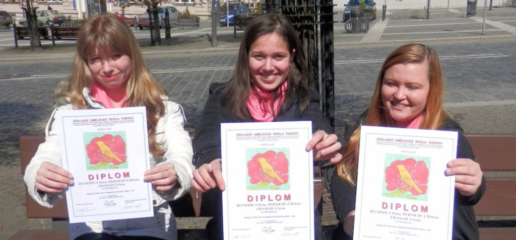 Žákyně s diplomy ze soutěže