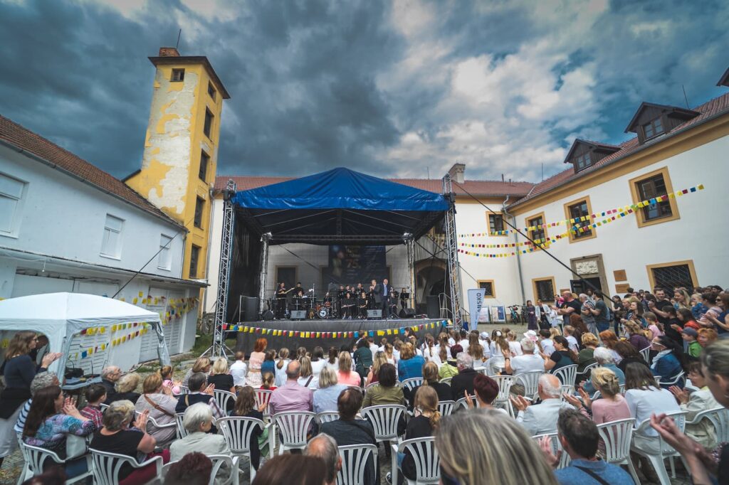 Venkovní pódium Festivalu základních uměleckých škol v Blansku
