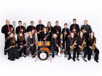 Taneční orchestr ZUŠ Blansko – společné foto s nástroji